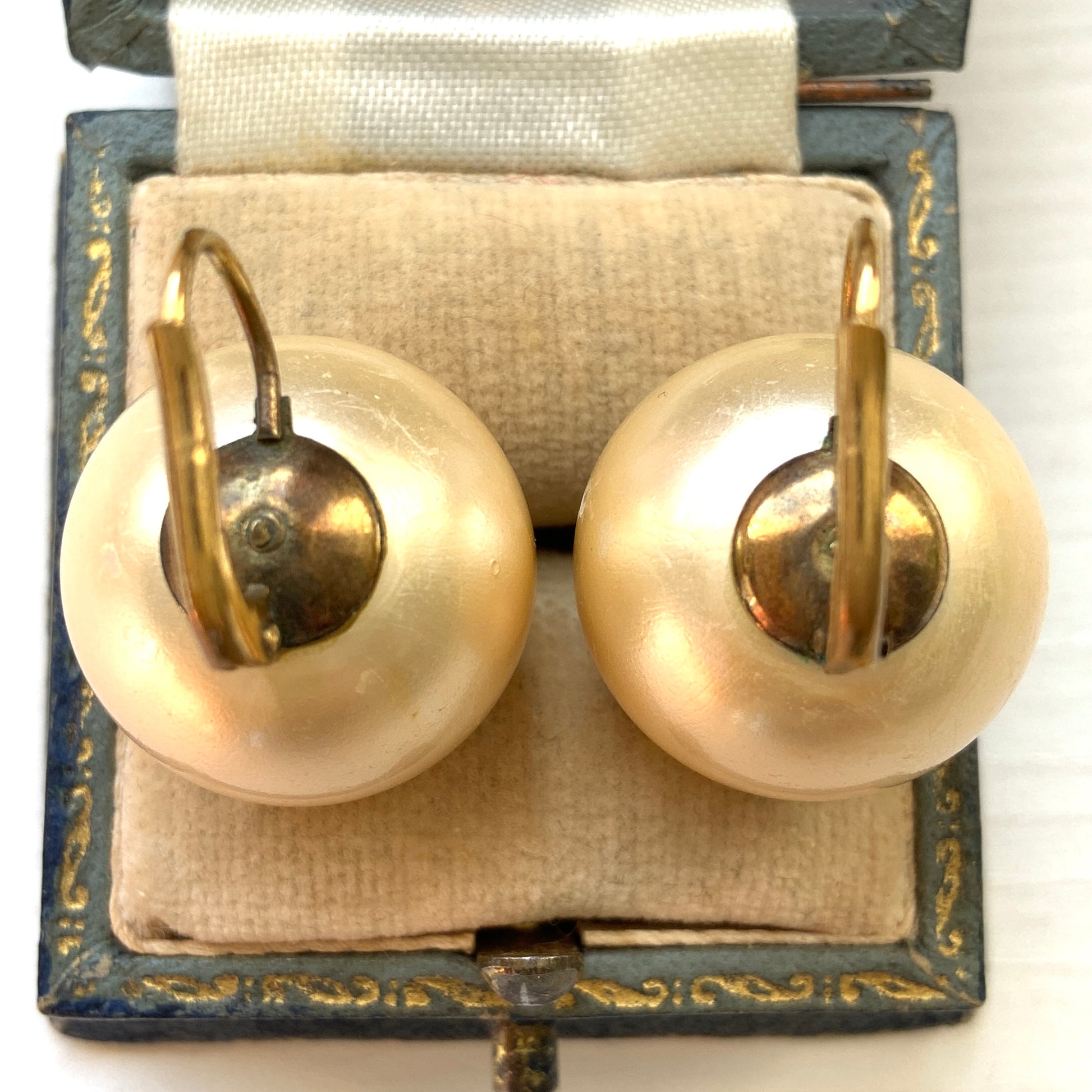 Large ivory pearl hook earrings with a clean, minimalist look. 大粒のアイボリーパールがシンプルに映える、ヴィンテージのフックピアス。