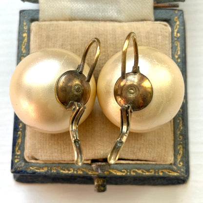 Large ivory pearl hook earrings with a clean, minimalist look. 大粒のアイボリーパールがシンプルに映える、ヴィンテージのフックピアス。