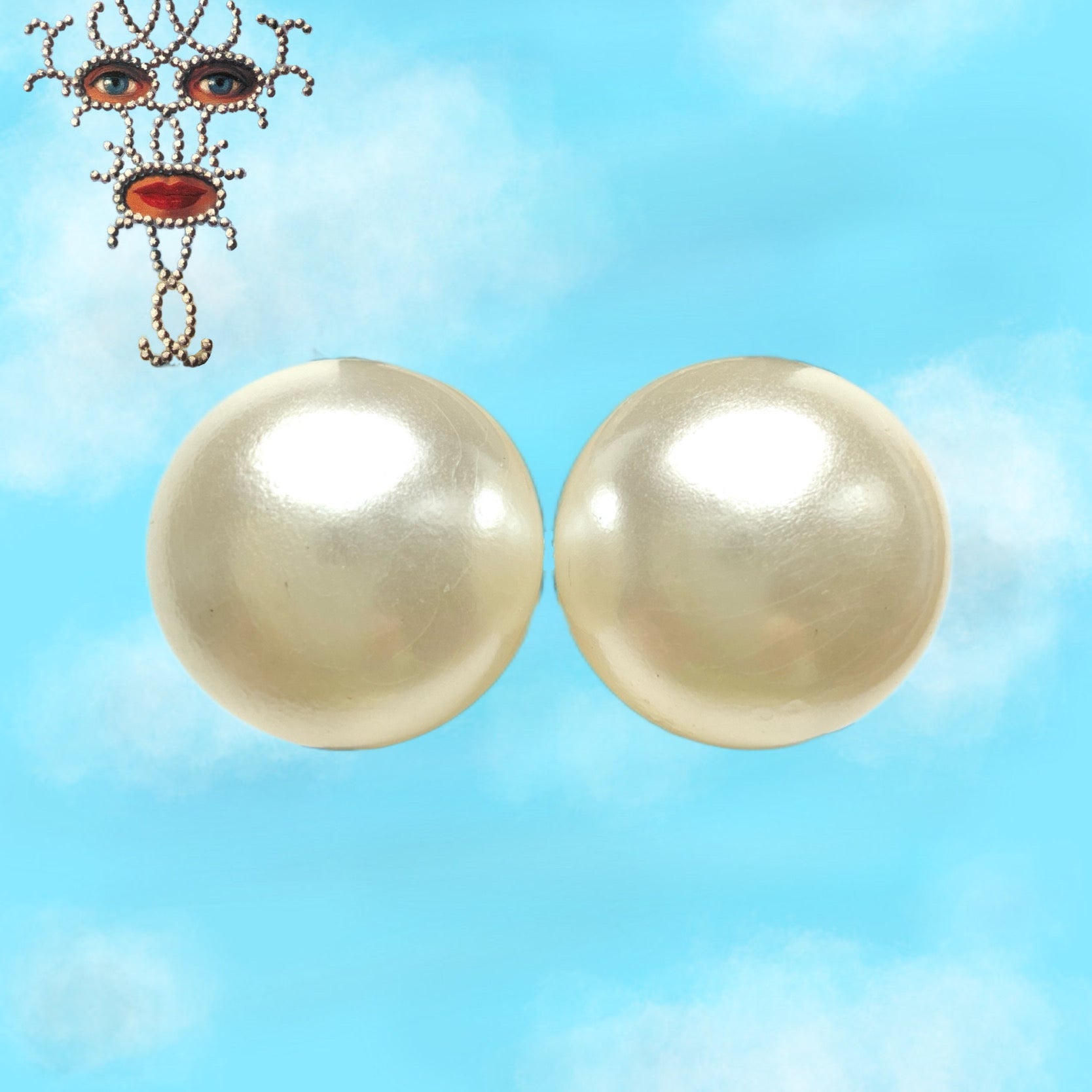 Large pearl clip-on earrings that sit beautifully at the ear. 大粒のパールが耳元にすっと映える、シンプルなクリップイヤリング。