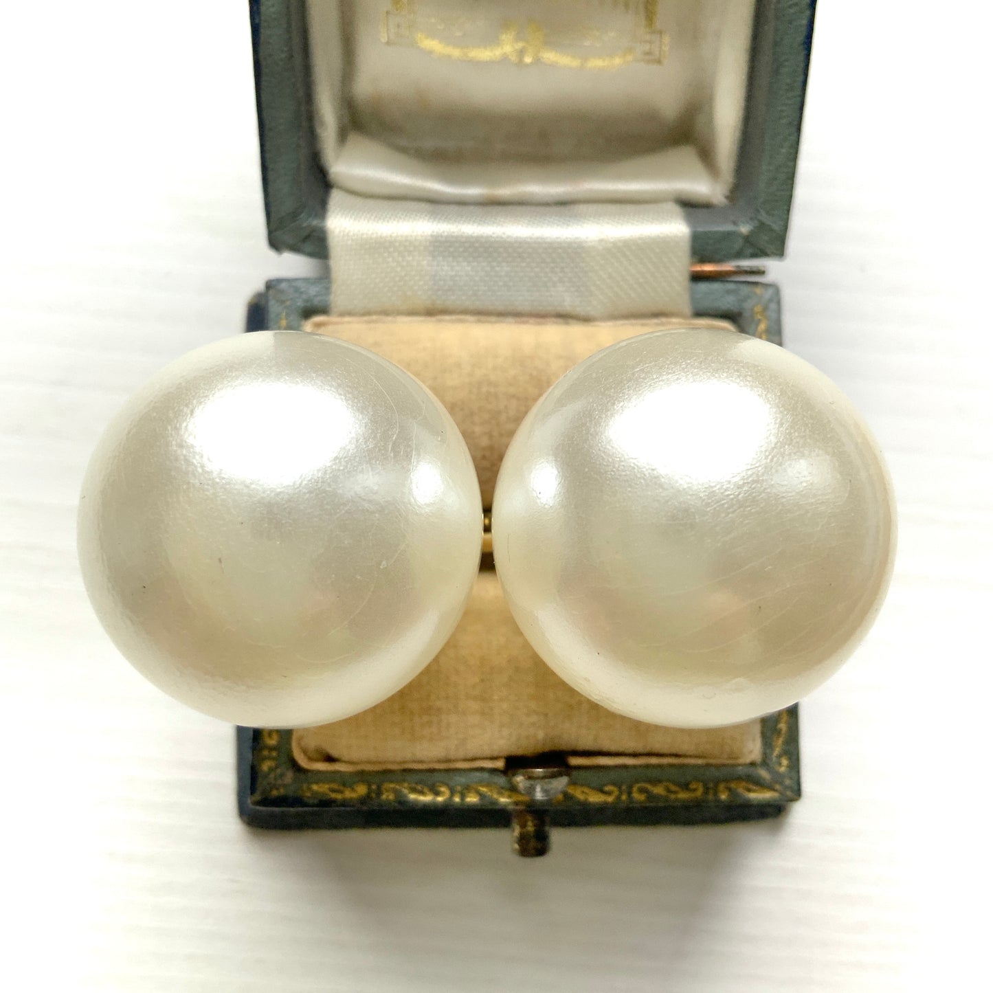 Large pearl clip-on earrings that sit beautifully at the ear. 大粒のパールが耳元にすっと映える、シンプルなクリップイヤリング。