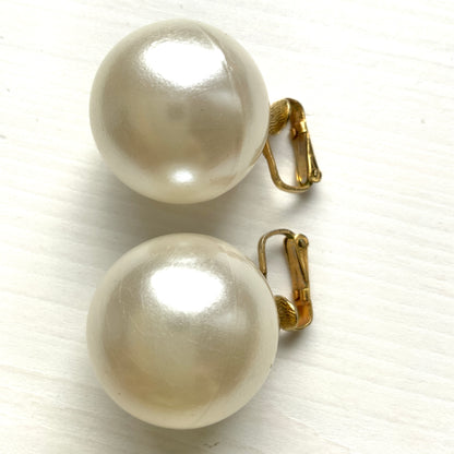 Large pearl clip-on earrings that sit beautifully at the ear. 大粒のパールが耳元にすっと映える、シンプルなクリップイヤリング。