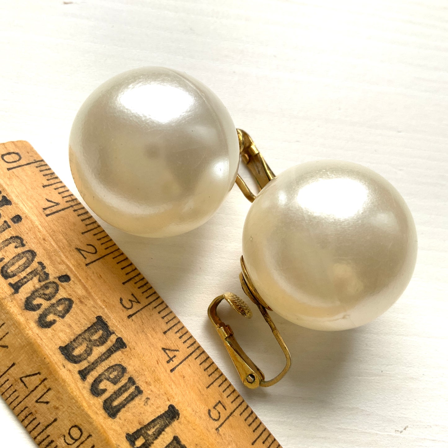 Large pearl clip-on earrings that sit beautifully at the ear. 大粒のパールが耳元にすっと映える、シンプルなクリップイヤリング。