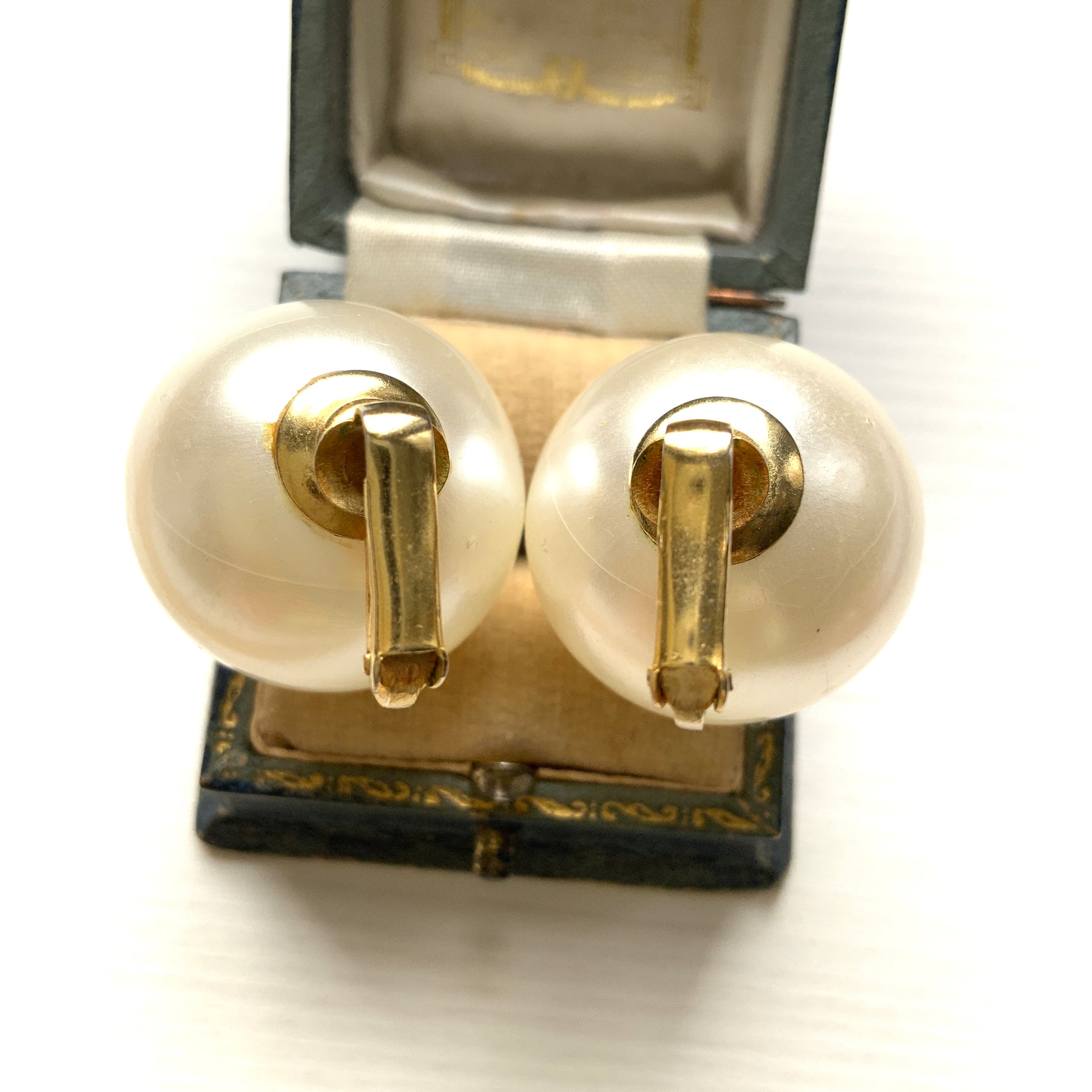 Large pearl clip-on earrings that sit beautifully at the ear. 大粒のパールが耳元にすっと映える、シンプルなクリップイヤリング。