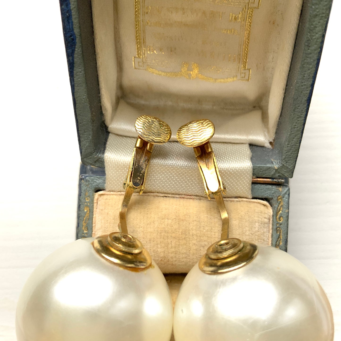 Large pearl clip-on earrings that sit beautifully at the ear. 大粒のパールが耳元にすっと映える、シンプルなクリップイヤリング。