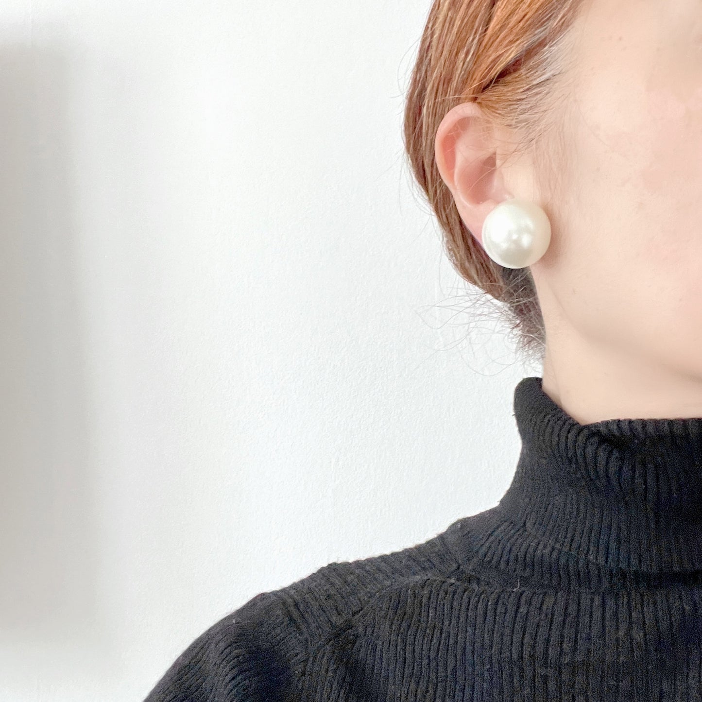 Large pearl clip-on earrings that sit beautifully at the ear. 大粒のパールが耳元にすっと映える、シンプルなクリップイヤリング。