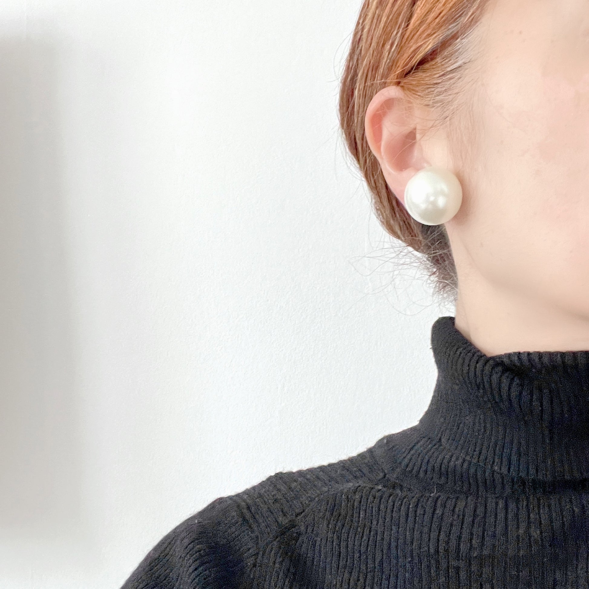 Large pearl clip-on earrings that sit beautifully at the ear. 大粒のパールが耳元にすっと映える、シンプルなクリップイヤリング。