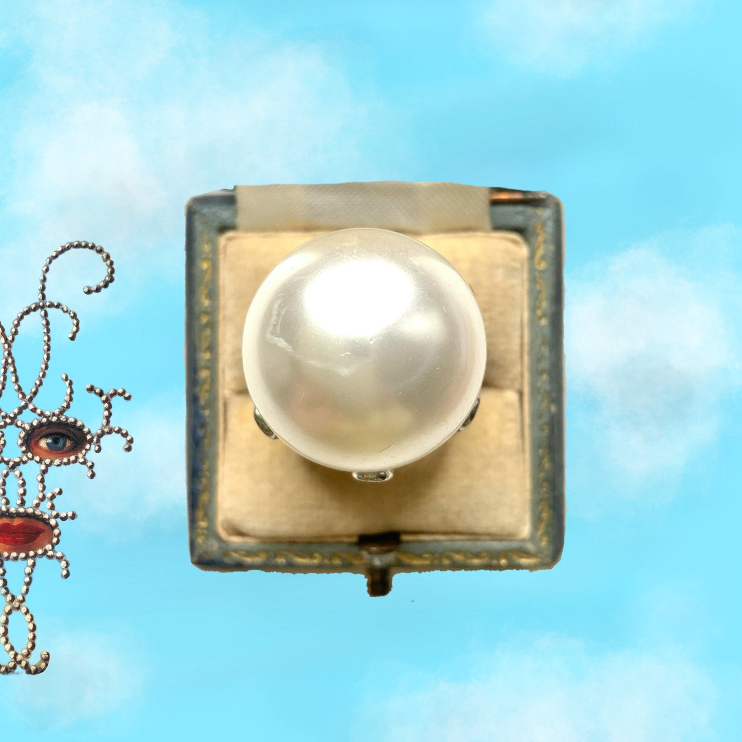 A vintage ring featuring a striking oversized pearl. 大粒のパールが目を引く、存在感たっぷりのヴィンテージリング。