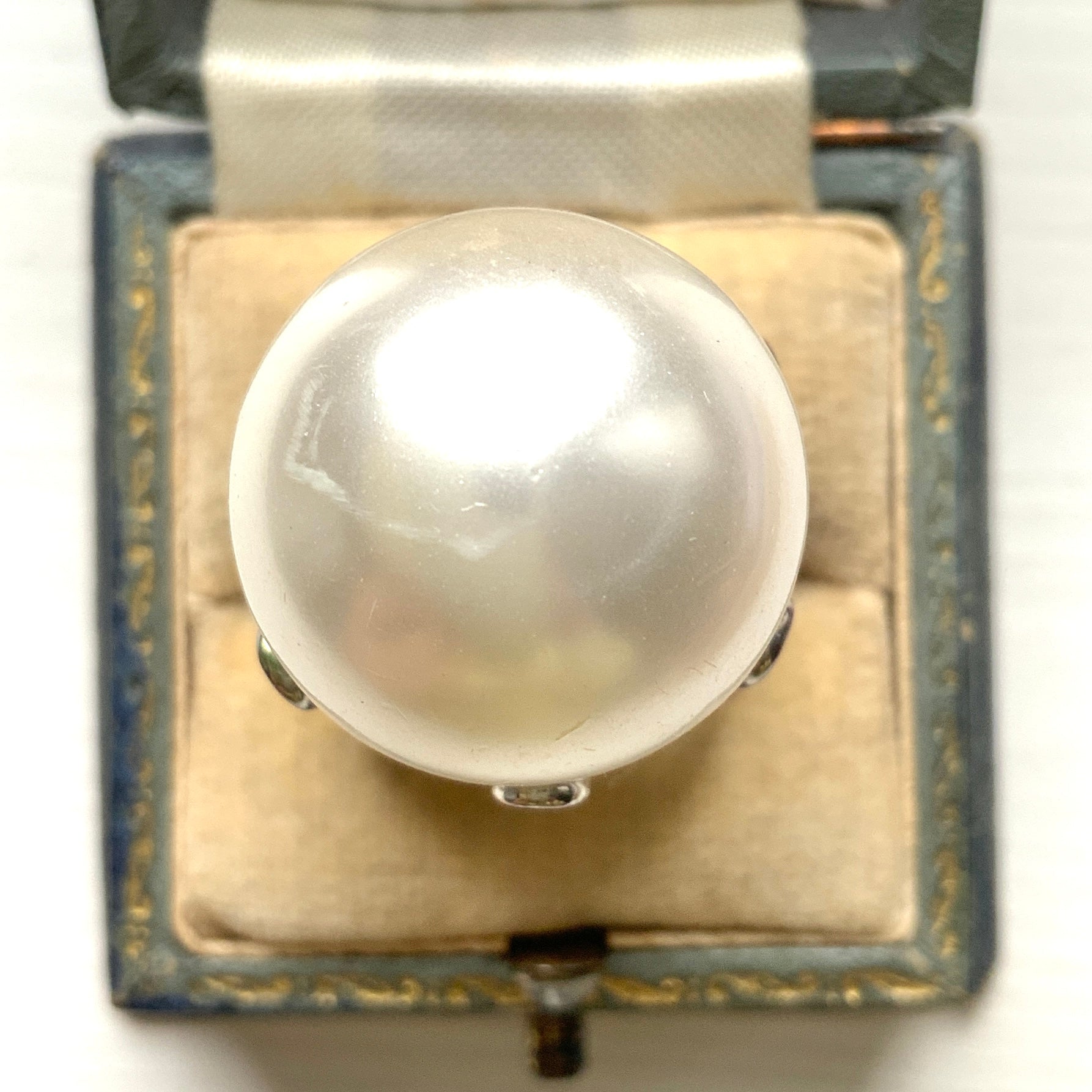 A vintage ring featuring a striking oversized pearl. 大粒のパールが目を引く、存在感たっぷりのヴィンテージリング。