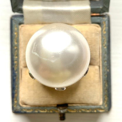 A vintage ring featuring a striking oversized pearl. 大粒のパールが目を引く、存在感たっぷりのヴィンテージリング。