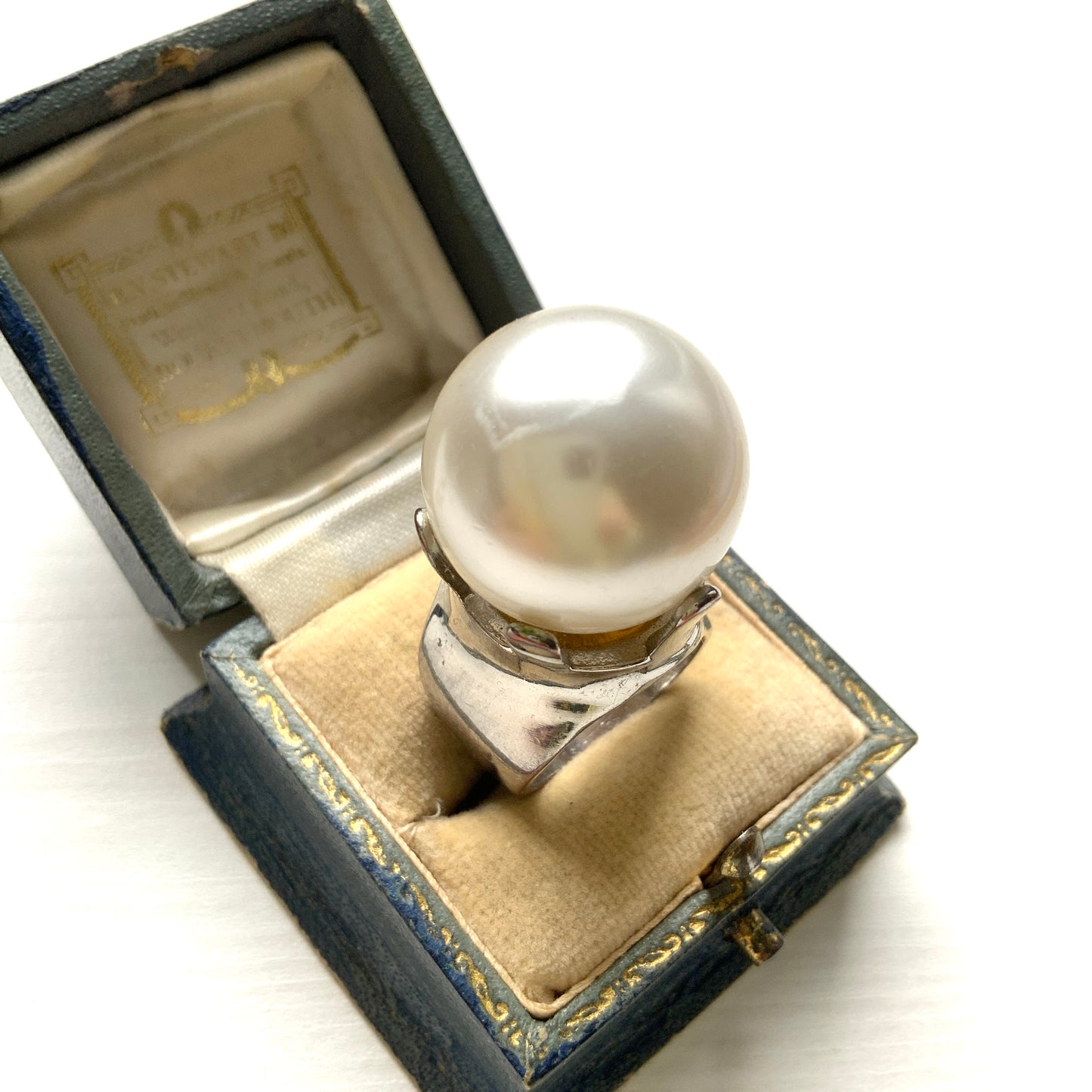 A vintage ring featuring a striking oversized pearl. 大粒のパールが目を引く、存在感たっぷりのヴィンテージリング。
