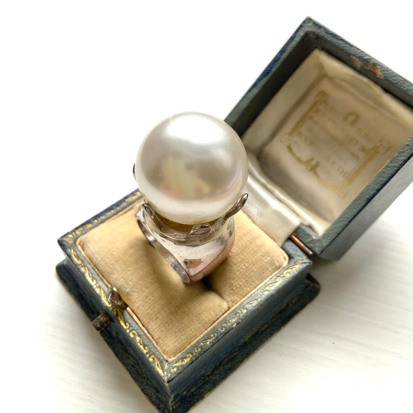 A vintage ring featuring a striking oversized pearl. 大粒のパールが目を引く、存在感たっぷりのヴィンテージリング。