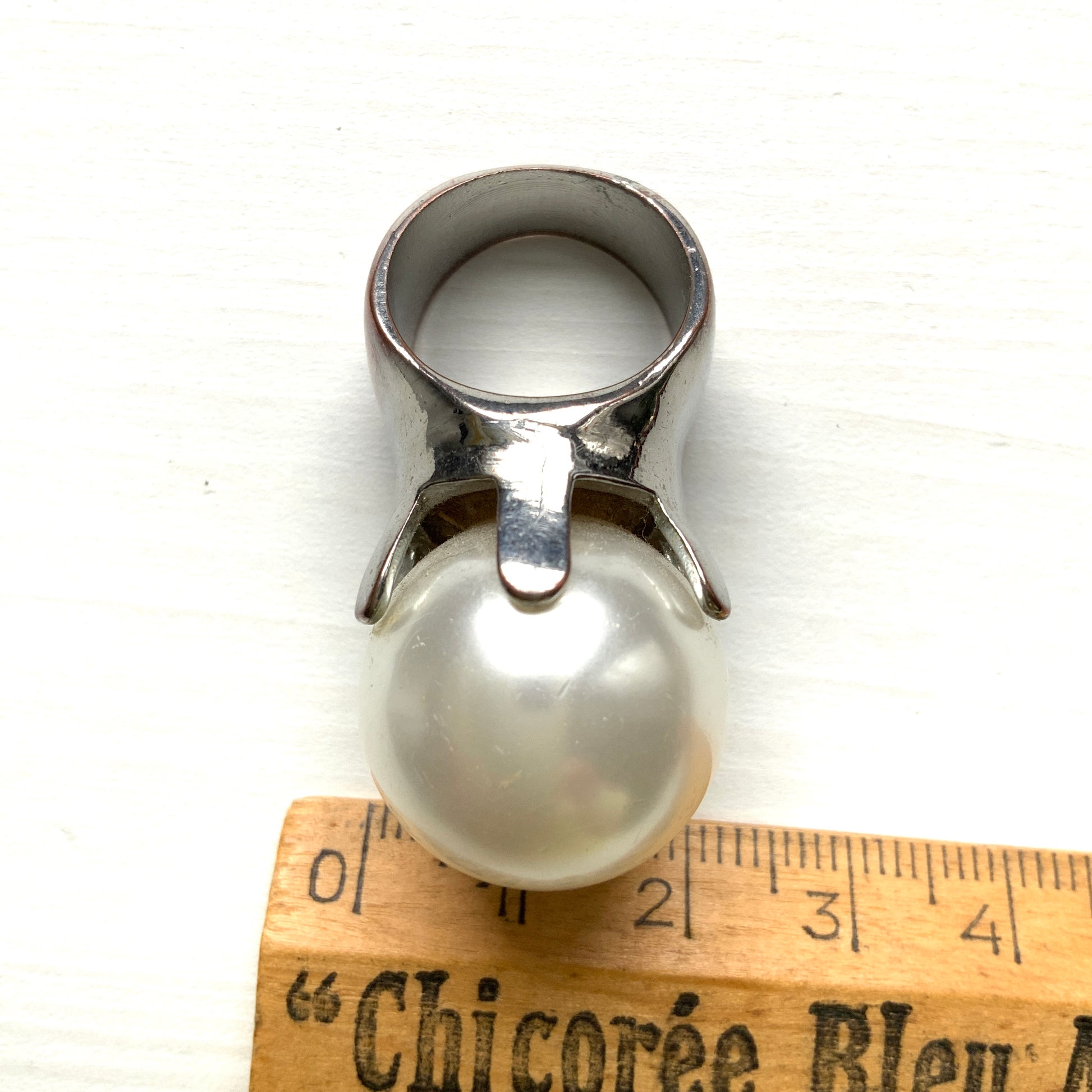 A vintage ring featuring a striking oversized pearl. 大粒のパールが目を引く、存在感たっぷりのヴィンテージリング。