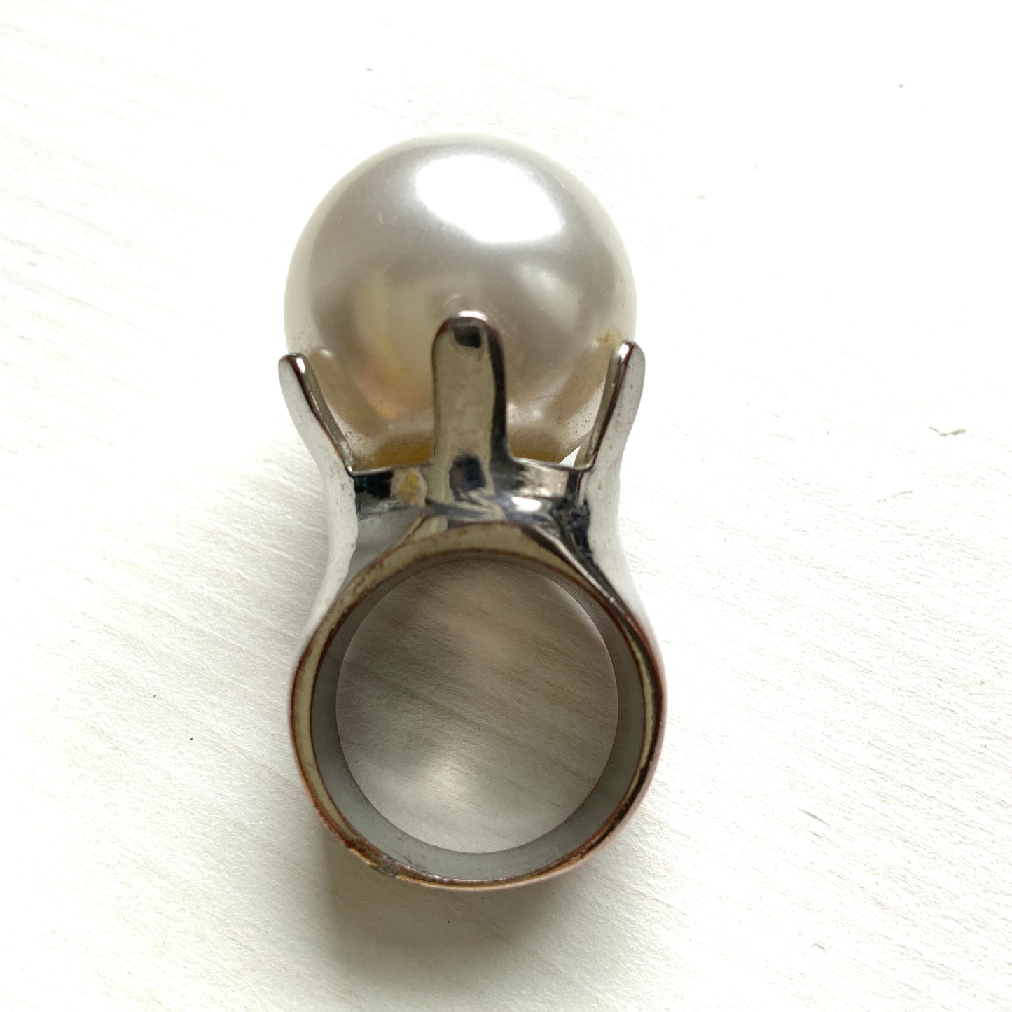 A vintage ring featuring a striking oversized pearl. 大粒のパールが目を引く、存在感たっぷりのヴィンテージリング。