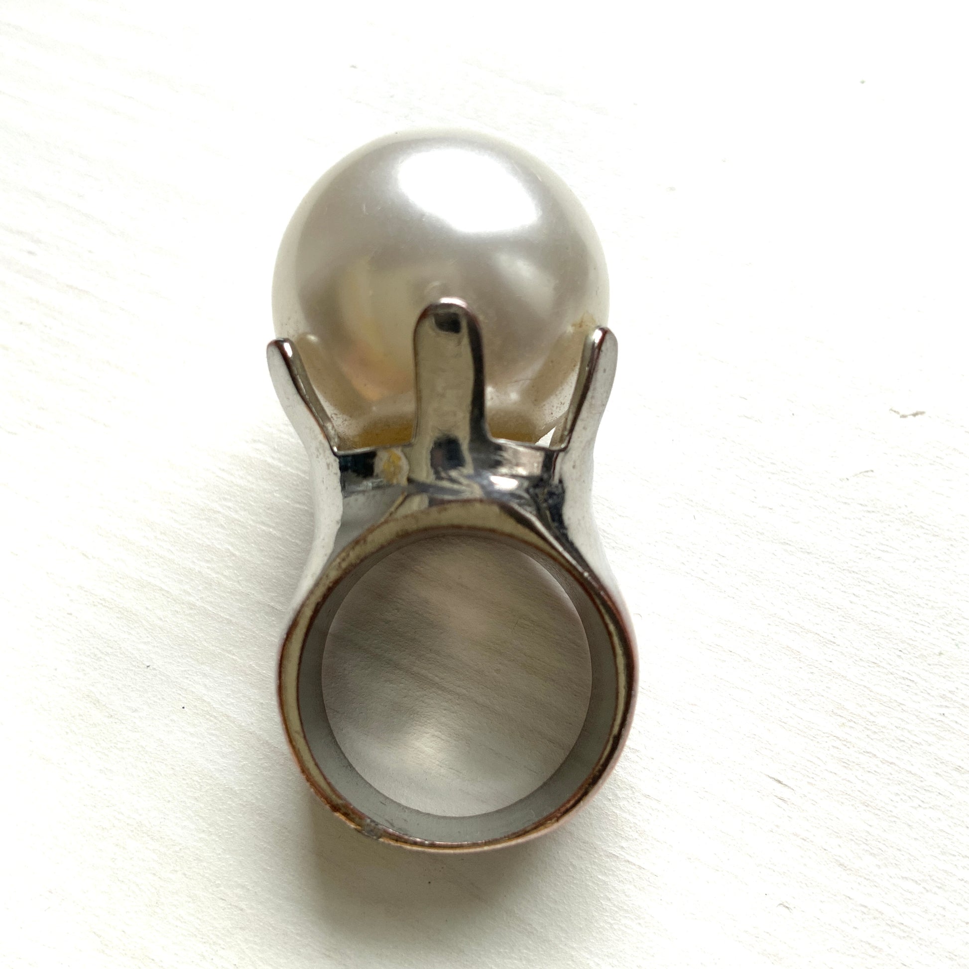 A vintage ring featuring a striking oversized pearl. 大粒のパールが目を引く、存在感たっぷりのヴィンテージリング。