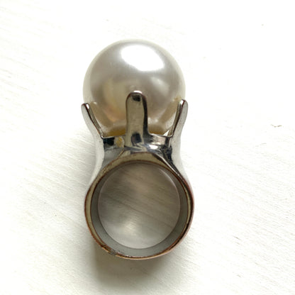 A vintage ring featuring a striking oversized pearl. 大粒のパールが目を引く、存在感たっぷりのヴィンテージリング。