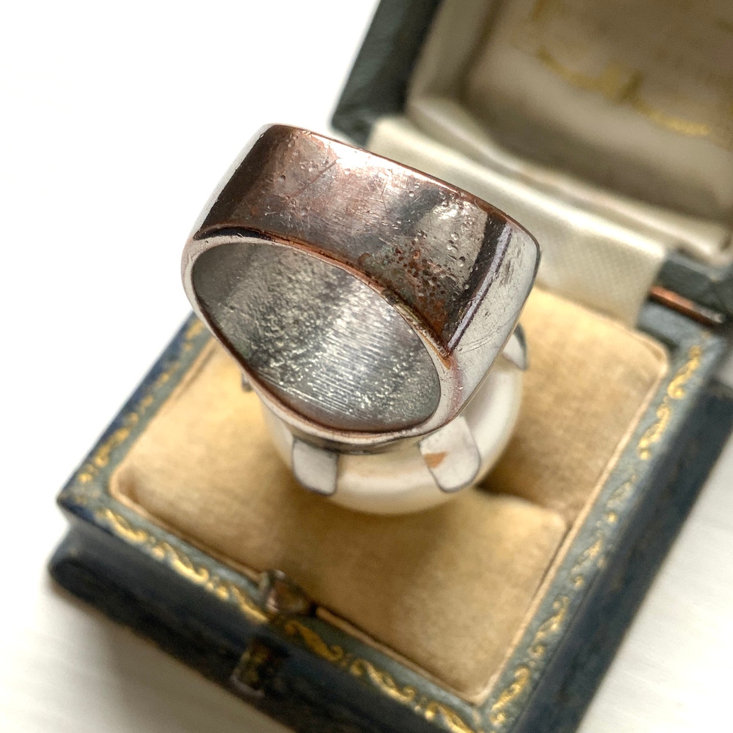 A vintage ring featuring a striking oversized pearl. 大粒のパールが目を引く、存在感たっぷりのヴィンテージリング。