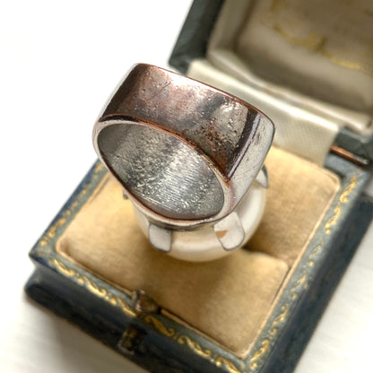 A vintage ring featuring a striking oversized pearl. 大粒のパールが目を引く、存在感たっぷりのヴィンテージリング。