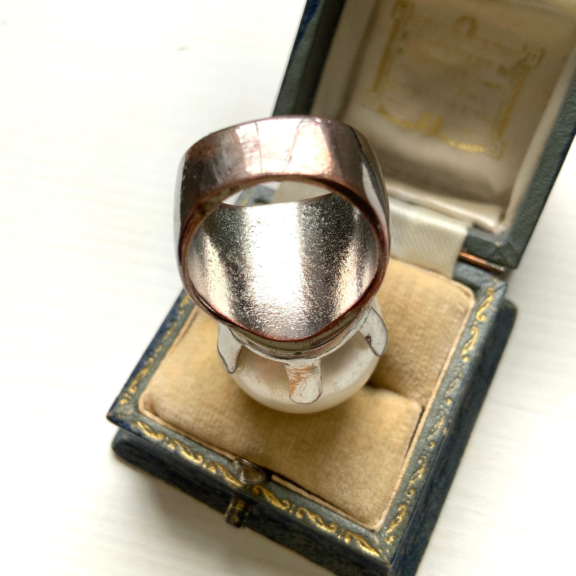 A vintage ring featuring a striking oversized pearl. 大粒のパールが目を引く、存在感たっぷりのヴィンテージリング。