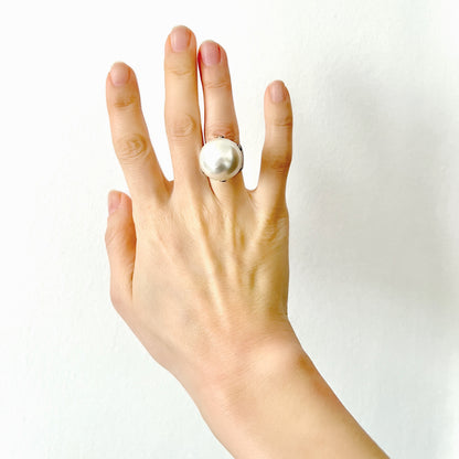 A vintage ring featuring a striking oversized pearl. 大粒のパールが目を引く、存在感たっぷりのヴィンテージリング。