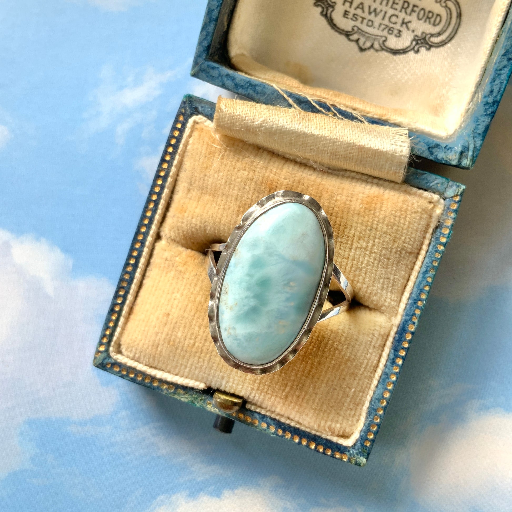 A silver ring featuring an oval-shaped larimar stone with a beautiful pattern reminiscent of rippling water. まるで水面のような美しい模様が入ったオーバル型ラリマーのシルバーリング。