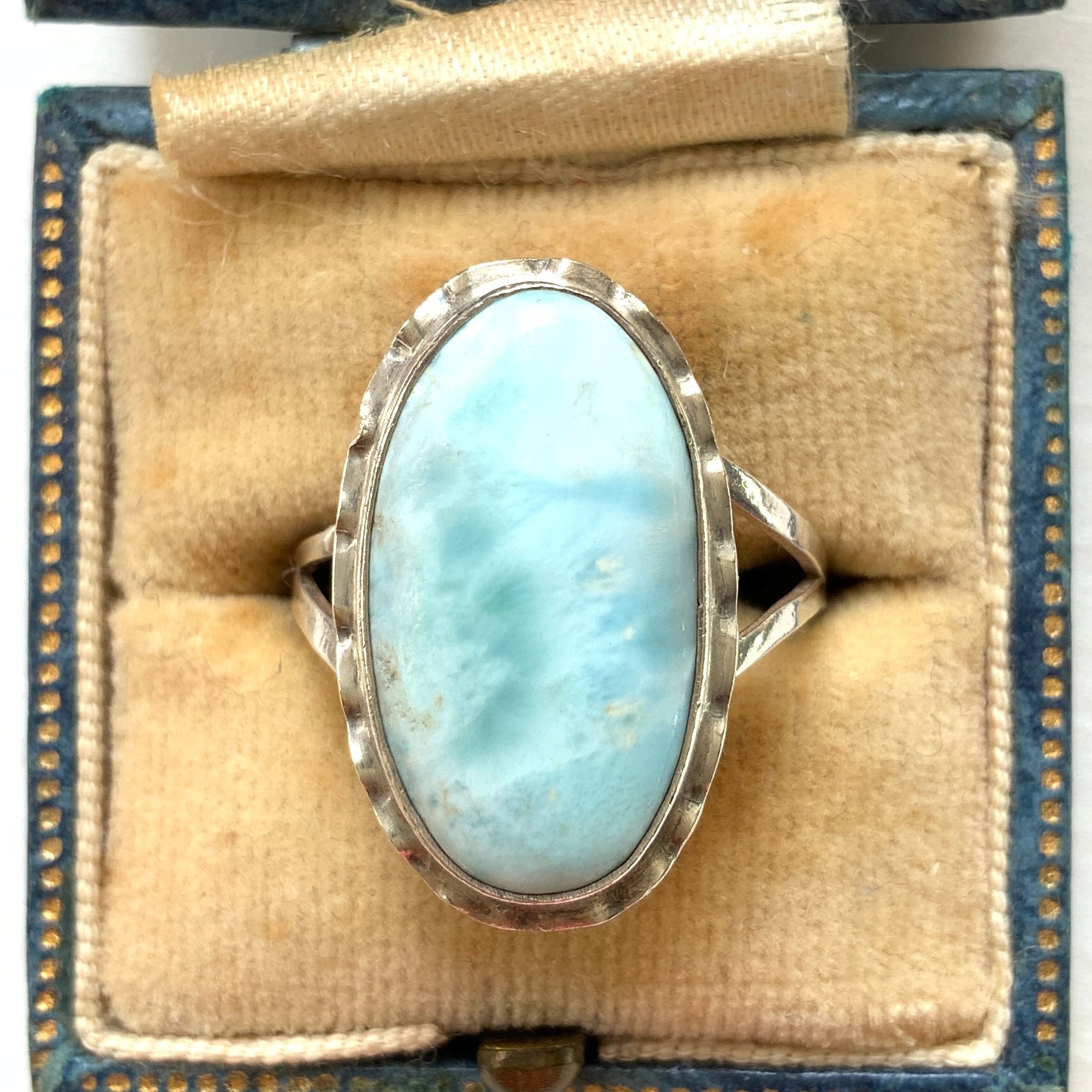 A silver ring featuring an oval-shaped larimar stone with a beautiful pattern reminiscent of rippling water. まるで水面のような美しい模様が入ったオーバル型ラリマーのシルバーリング。