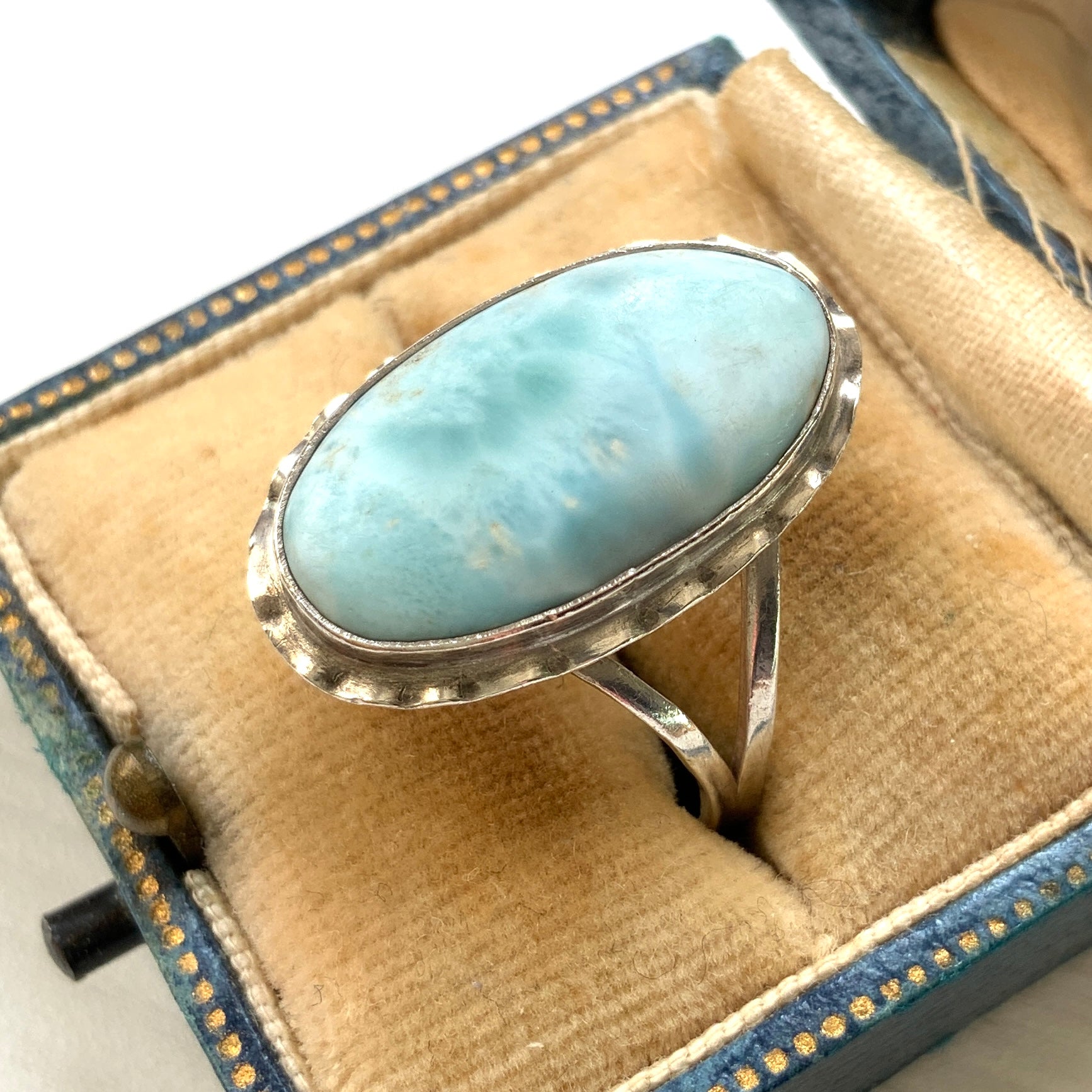 A silver ring featuring an oval-shaped larimar stone with a beautiful pattern reminiscent of rippling water. まるで水面のような美しい模様が入ったオーバル型ラリマーのシルバーリング。