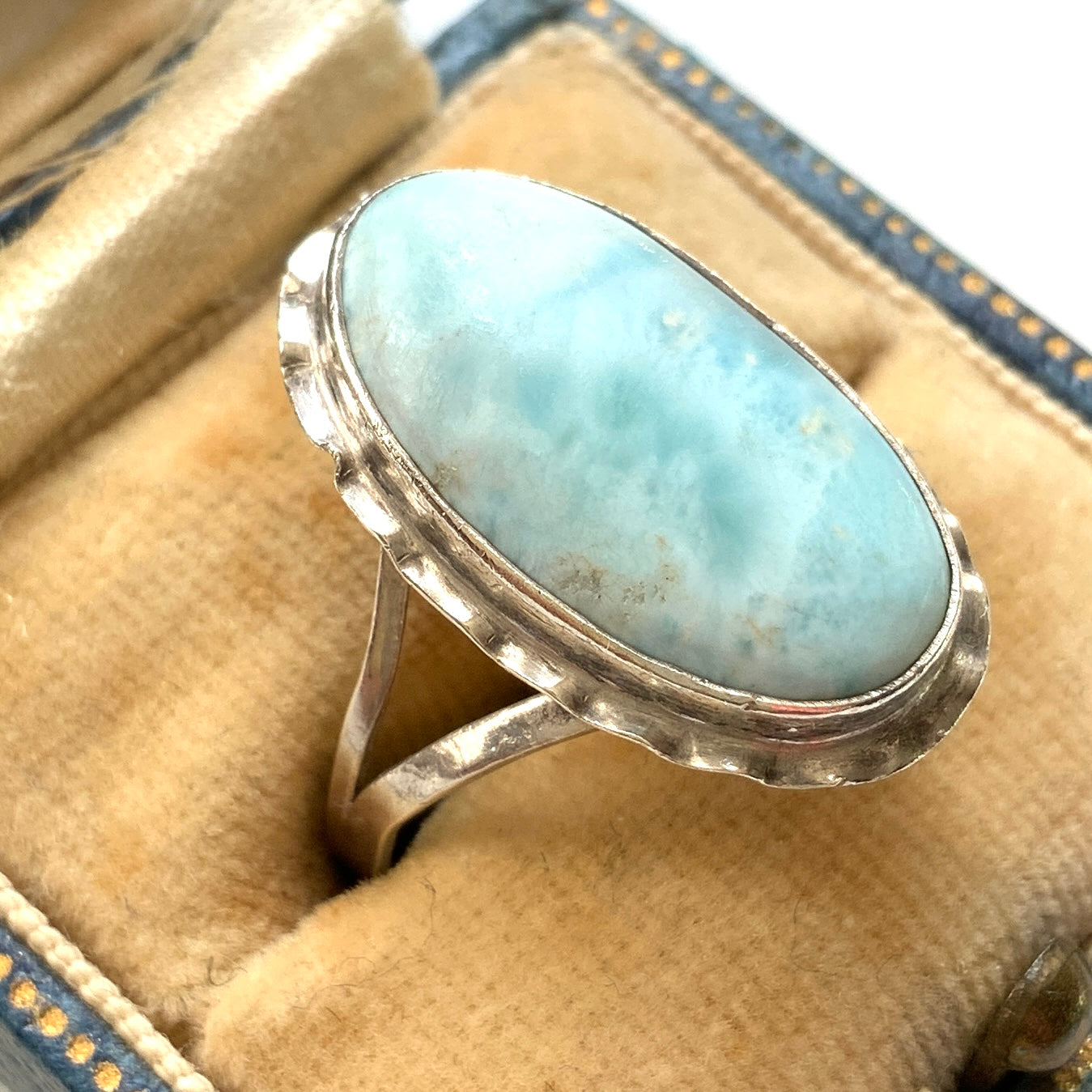 A silver ring featuring an oval-shaped larimar stone with a beautiful pattern reminiscent of rippling water. まるで水面のような美しい模様が入ったオーバル型ラリマーのシルバーリング。