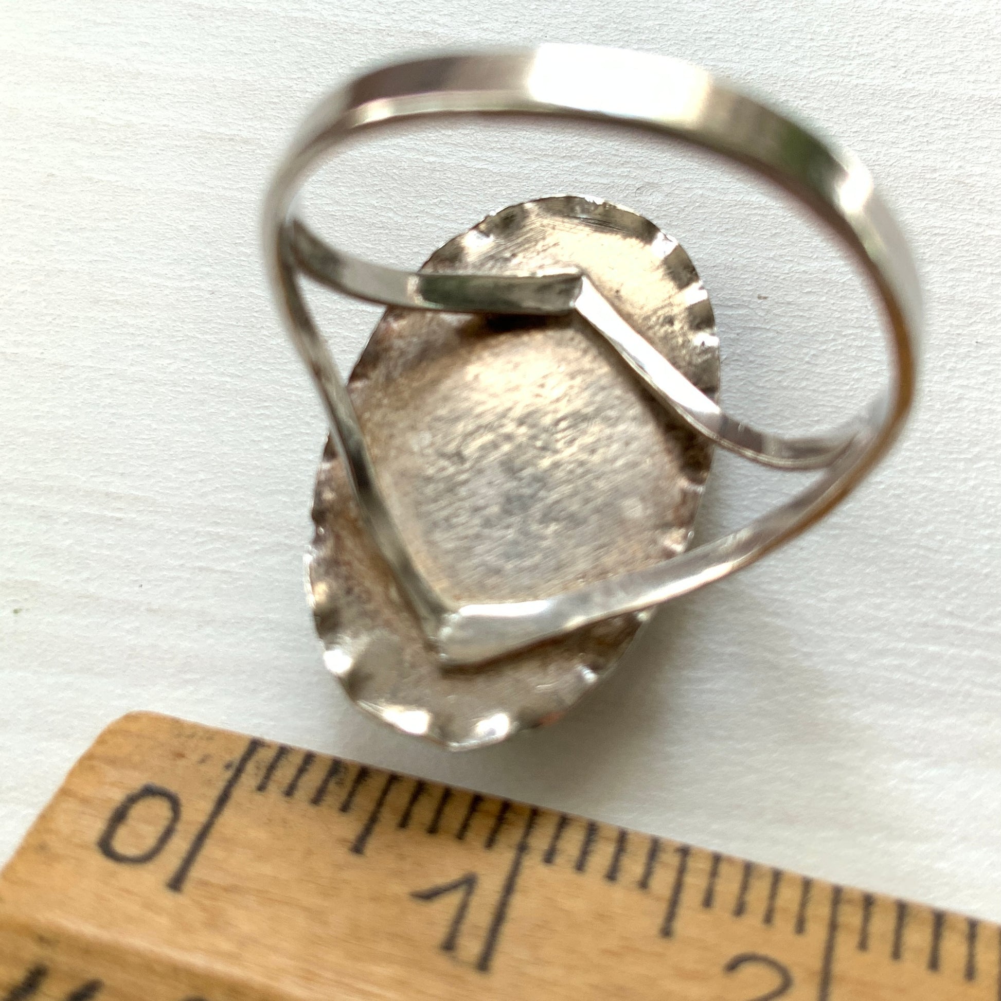 A silver ring featuring an oval-shaped larimar stone with a beautiful pattern reminiscent of rippling water. まるで水面のような美しい模様が入ったオーバル型ラリマーのシルバーリング。
