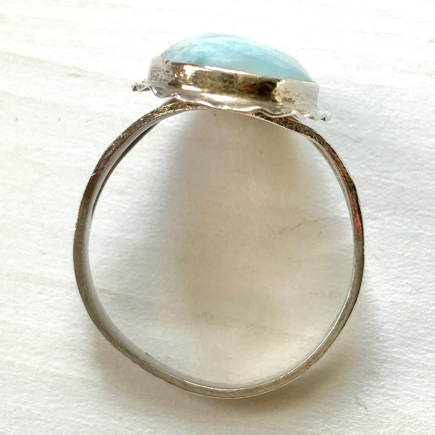 A silver ring featuring an oval-shaped larimar stone with a beautiful pattern reminiscent of rippling water. まるで水面のような美しい模様が入ったオーバル型ラリマーのシルバーリング。