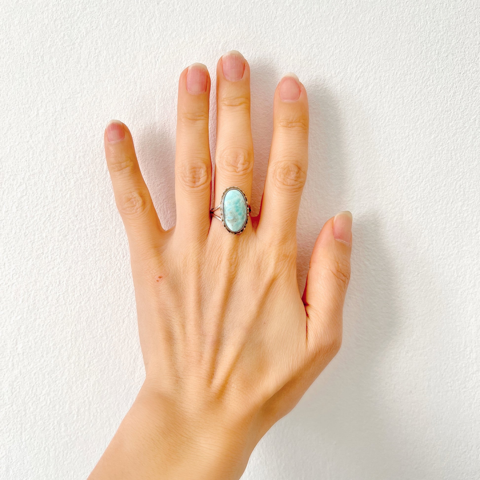 A silver ring featuring an oval-shaped larimar stone with a beautiful pattern reminiscent of rippling water. まるで水面のような美しい模様が入ったオーバル型ラリマーのシルバーリング。