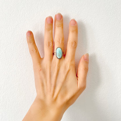 A silver ring featuring an oval-shaped larimar stone with a beautiful pattern reminiscent of rippling water. まるで水面のような美しい模様が入ったオーバル型ラリマーのシルバーリング。