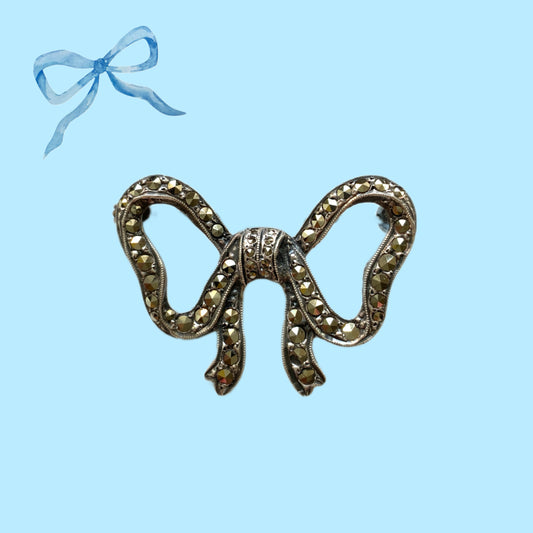 A silver bow brooch set with marcasites. シルバーにマーカサイトがあしらわれたリボンのブローチ。 