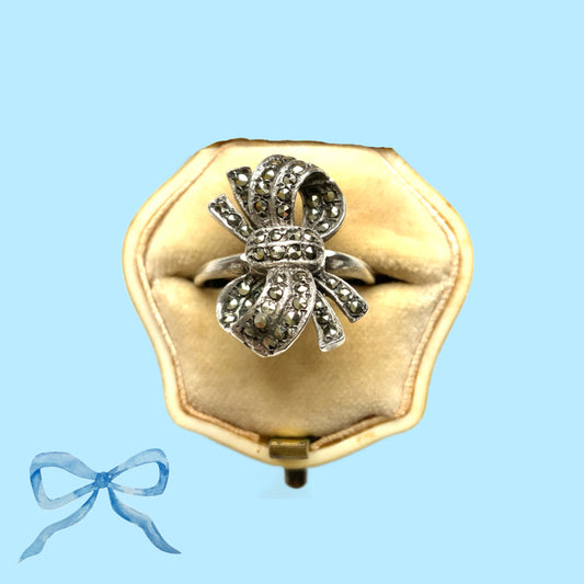  Silver ring set with marcasites in the shape of a bow. シルバーにマーカサイトがあしらわれたリボンのリング。 