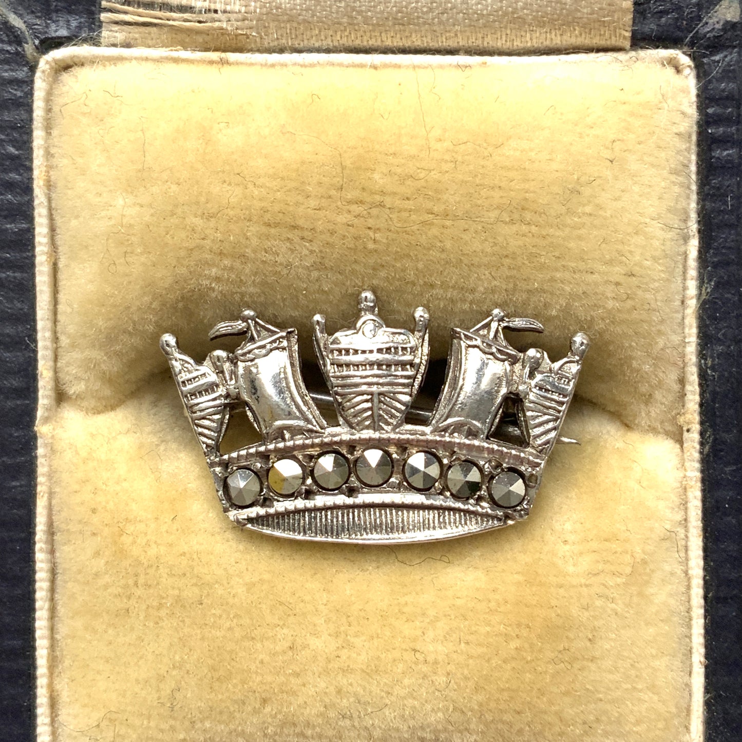 A silver brooch featuring a naval crown decorated with marcasite. マーカサイトがあしらわれた海軍王冠のシルバーのブローチ。