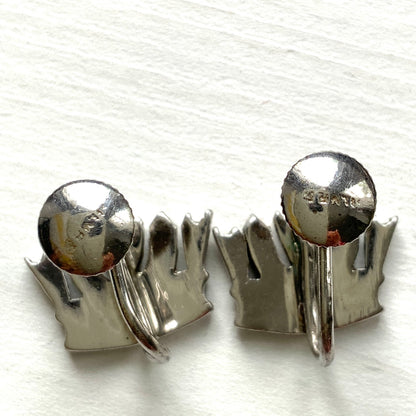 Silver screw-back earrings featuring a naval crown decorated with marcasite. マーカサイトがあしらわれた海軍王冠のシルバーのスクリューイヤリング。 