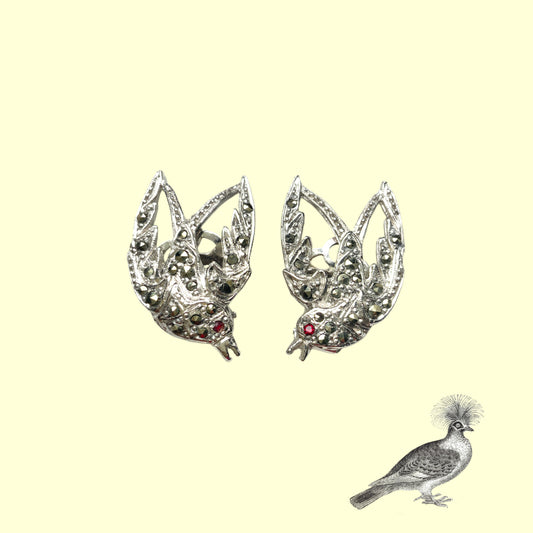 A pair of swallow clip-on earrings in silver-tone metal. シルバートーンメタルのツバメのクリップイヤリング。 