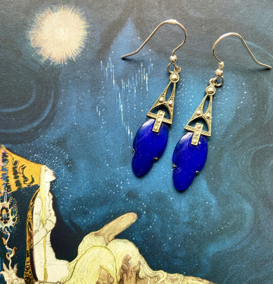 Vintage earrings featuring deep royal blue enamel on silver-tone metal. シルバートーンメタルに、深いロイヤルブルーのエナメルが彩られたヴィンテージピアス。