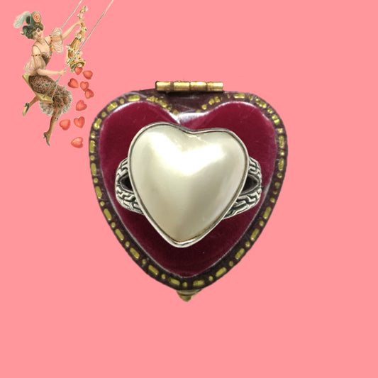 A silver ring featuring a large heart-shaped mother-of-pearl cabochon. 大きなハートカボションのマザーオブパールのシルバーリング。