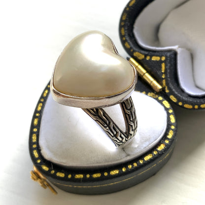 A silver ring featuring a large heart-shaped mother-of-pearl cabochon. 大きなハートカボションのマザーオブパールのシルバーリング。