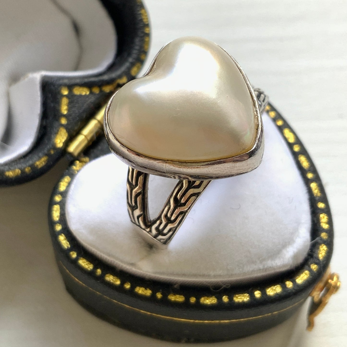 A silver ring featuring a large heart-shaped mother-of-pearl cabochon. 大きなハートカボションのマザーオブパールのシルバーリング。