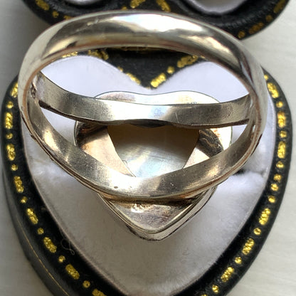 A silver ring featuring a large heart-shaped mother-of-pearl cabochon. 大きなハートカボションのマザーオブパールのシルバーリング。