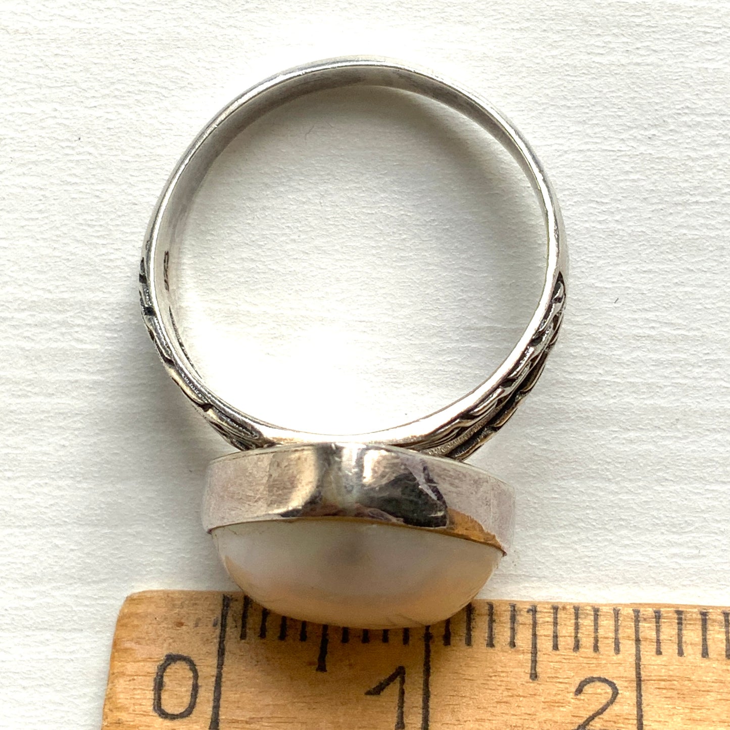A silver ring featuring a large heart-shaped mother-of-pearl cabochon. 大きなハートカボションのマザーオブパールのシルバーリング。