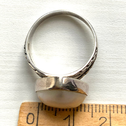 A silver ring featuring a large heart-shaped mother-of-pearl cabochon. 大きなハートカボションのマザーオブパールのシルバーリング。