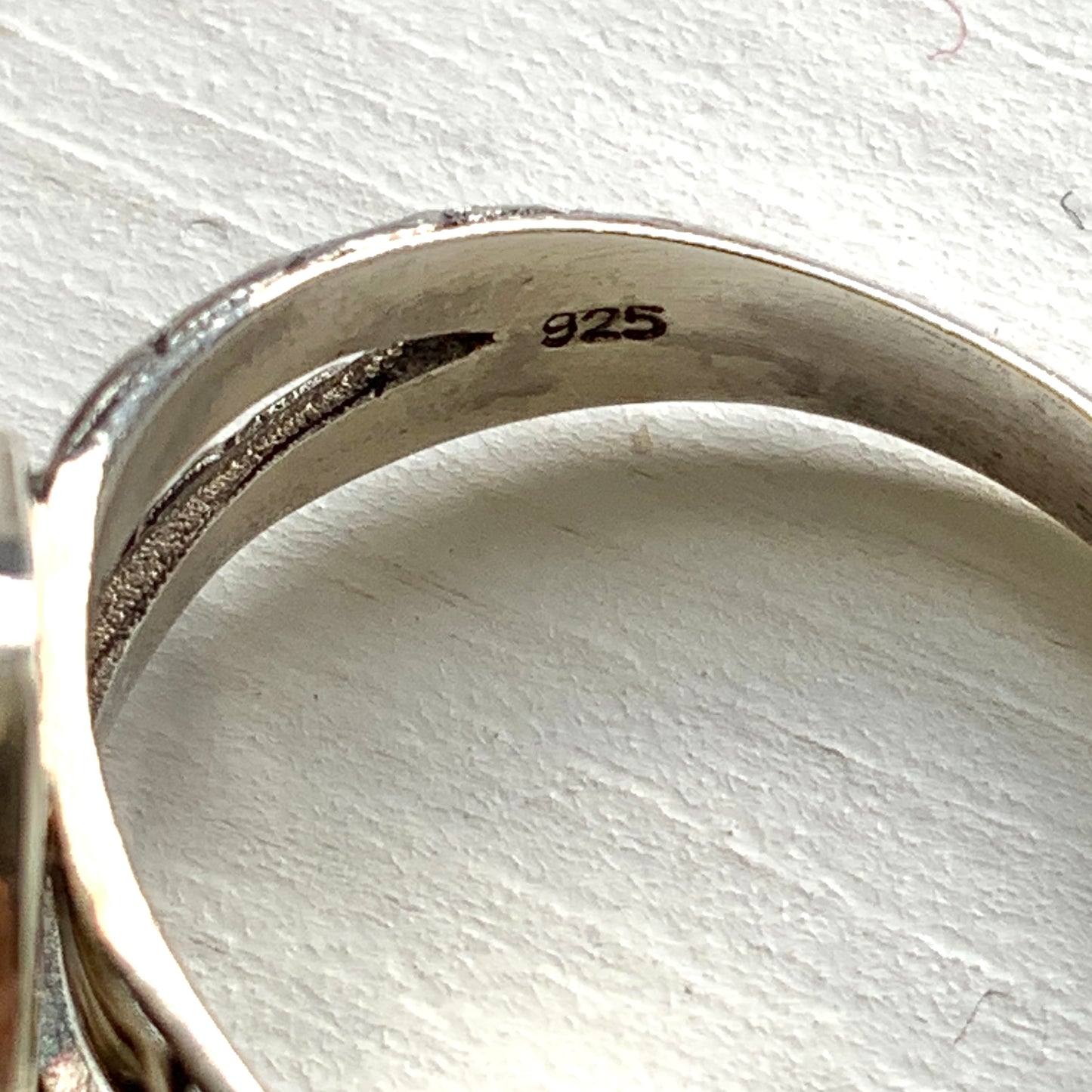 A silver ring featuring a large heart-shaped mother-of-pearl cabochon. 大きなハートカボションのマザーオブパールのシルバーリング。