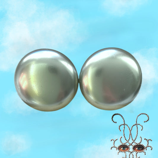 A pair of Napier clip-on earrings featuring large pearl buttons in a deep grey tone. 深みのあるグレーカラーが印象的な、ネイピアの大粒パールボタンのクリップイヤリング。