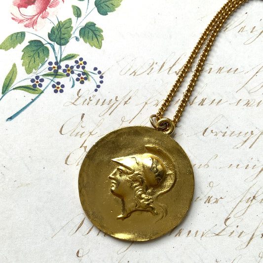 A gold-plated replica necklace of the Olympic Games medallion struck in AD 242.  金メッキを施した、紀元242年のオリンピック記念メダルのレプリカネックレス。