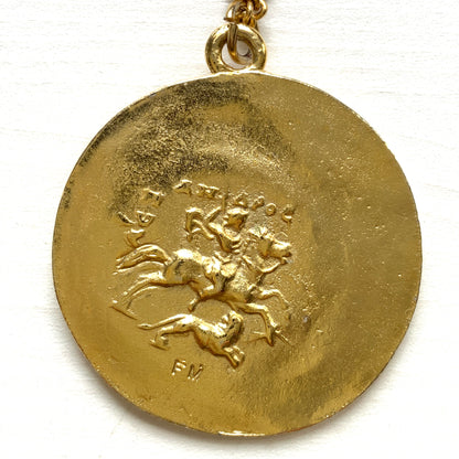 A gold-plated replica necklace of the Olympic Games medallion struck in AD 242.  金メッキを施した、紀元242年のオリンピック記念メダルのレプリカネックレス。