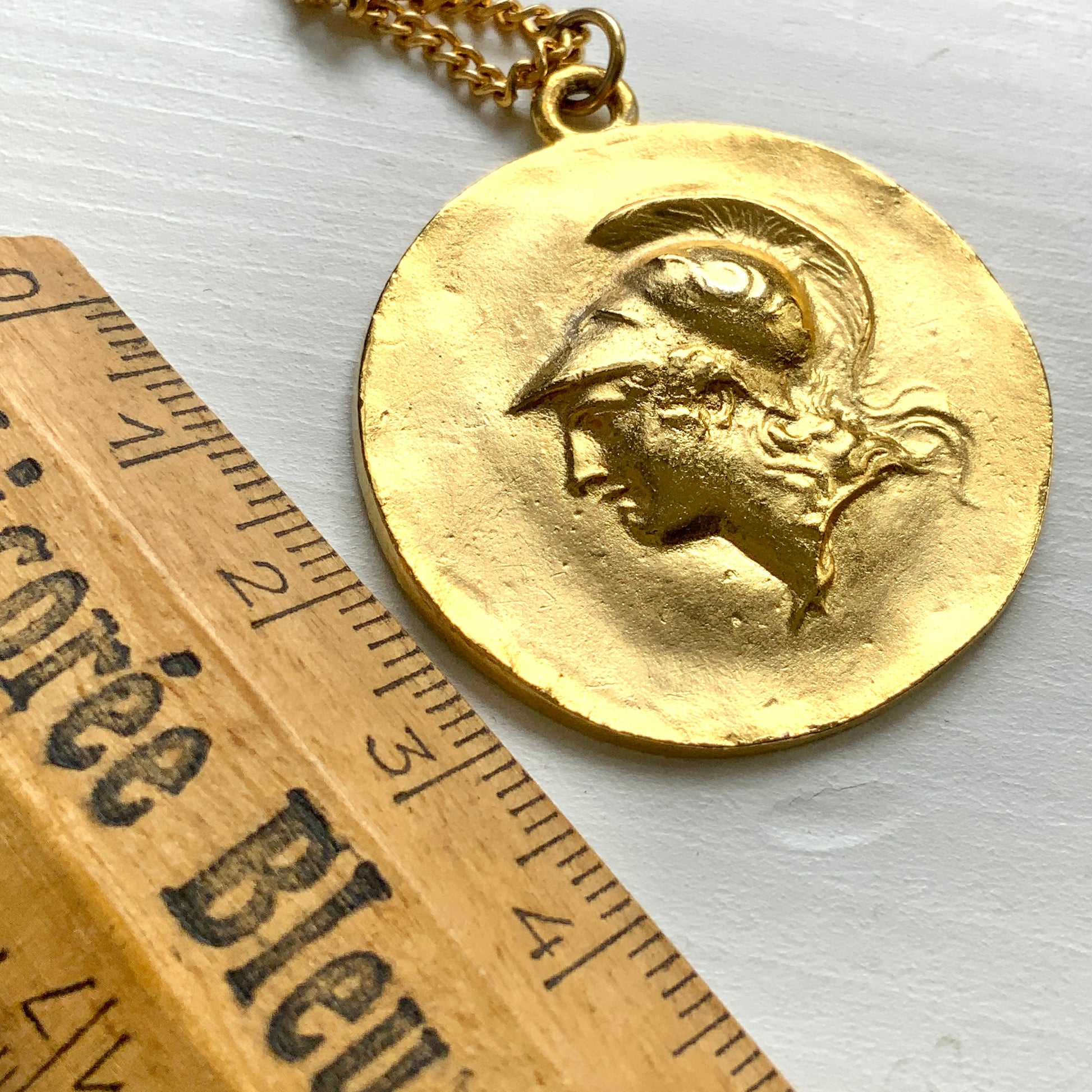 A gold-plated replica necklace of the Olympic Games medallion struck in AD 242.  金メッキを施した、紀元242年のオリンピック記念メダルのレプリカネックレス。