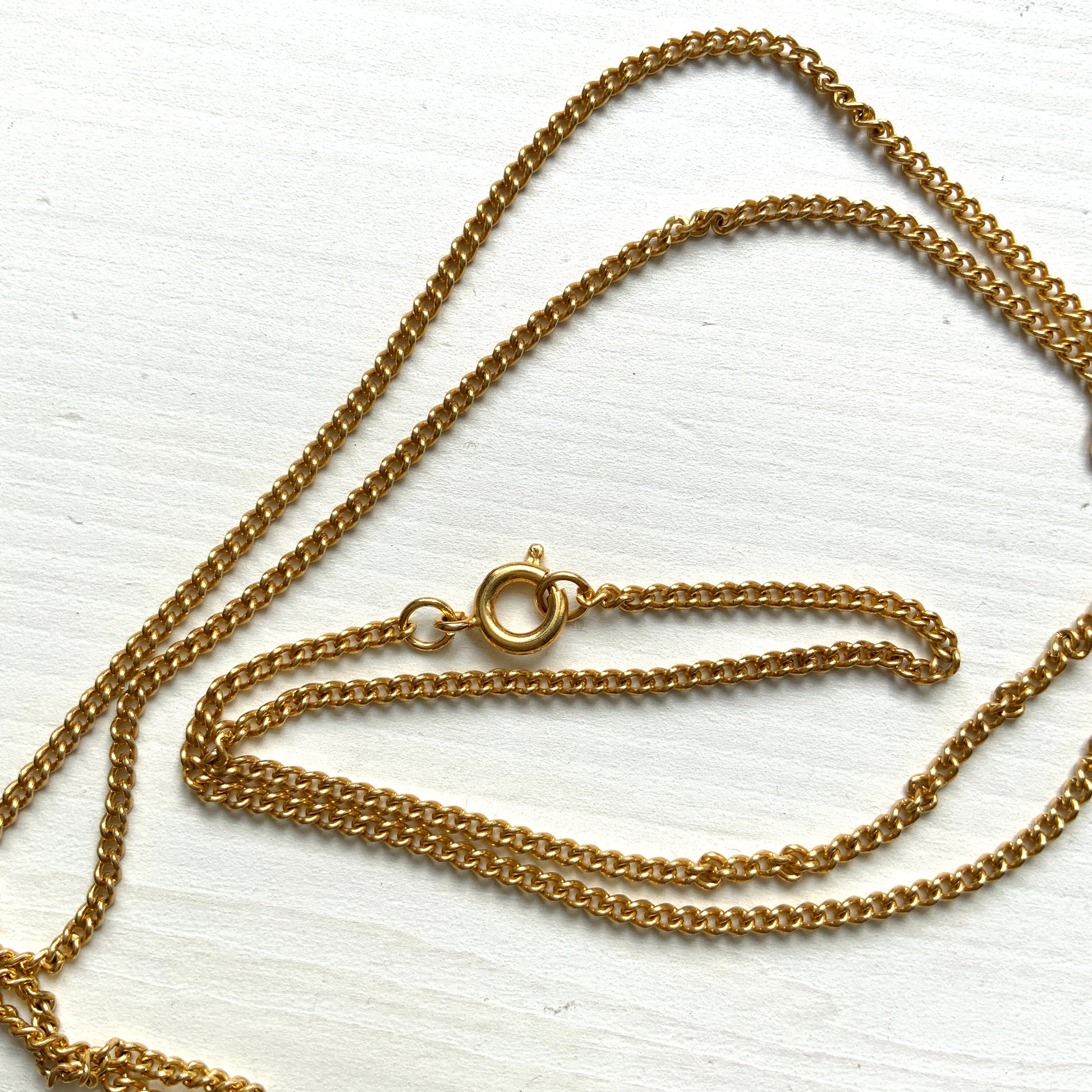 A gold-plated replica necklace of the Olympic Games medallion struck in AD 242.  金メッキを施した、紀元242年のオリンピック記念メダルのレプリカネックレス。