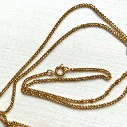 A gold-plated replica necklace of the Olympic Games medallion struck in AD 242.  金メッキを施した、紀元242年のオリンピック記念メダルのレプリカネックレス。